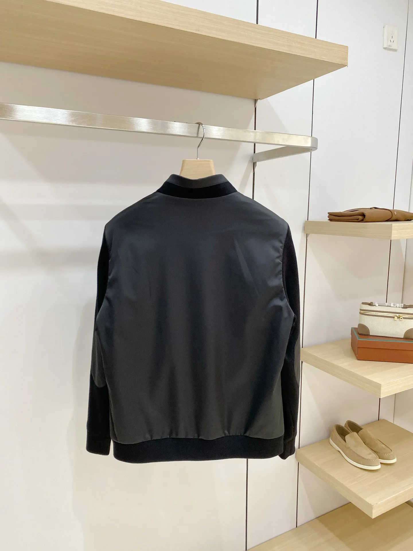 BC Spliced ​​Knit Sleeve Baseball Jacket Style: Classic baseball stand collar short version, H-shaped fitting cut, not tight or bloated. The body of the garment is neat, with knitted ribbed collar, cuffs and hem, and a certain amount of elasticity, allowing for freedom of movement. It is suitable for both business and leisure, and fits most men's body shapes. Fabric: The body is made of smooth and crisp windproof fabric, which is wrinkle-resistant and easy to care for; the sleeves are made of fine vertical grain knitted fabric, which combines softness and hardness, taking into account the stiffness and softness of wearing. The upper body is Lightweight, suitable for spring and autumn. Craftsmanship: The splicing of the body and knitted sleeves is smooth and the transition is natural; the metal zipper is smooth and smooth, and the side pockets are equipped with metal snaps for safe storage. The ribbing is dense and not easy to deform, the whole piece is neatly routed, and there are no unnecessary fancy decorations, making it simple and high-end. Color: Navy Blue, Black, Cream White, Army Green, four colors, low saturation and calm color, suitable for suit trousers, casual pants, jeans, and Versatile. Sizes:M-4XL